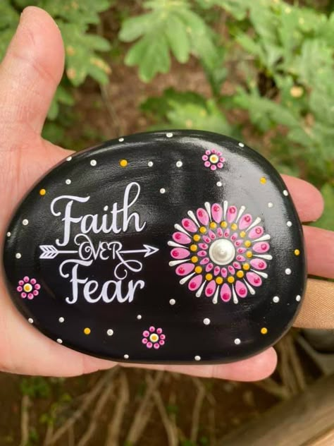 Painted Rocks Inspirational Words, Bible Verse Rock Painting Ideas, Faith Rocks Painting, Spiritual Painted Rocks, Painted Rocks Inspirational, Spiritual Rock Painting Ideas, Kindness Rocks Quotes, Inspirational Rock Painting Ideas, Positive Rock Painting Ideas