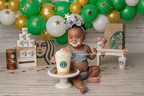 This Little Girl Had a Starbucks Cake Smash, and We See Frappuccinos in Her Future! Vanilla Cake Pop Recipe, Starbucks Pumpkin Pound Cake, Spaghetti Torte, Babycakes Cake Pop Maker, Starbucks Birthday Party, Starbucks Cake Pops, Starbucks Party, Diy Cake Pops, Cake Smash Inspiration