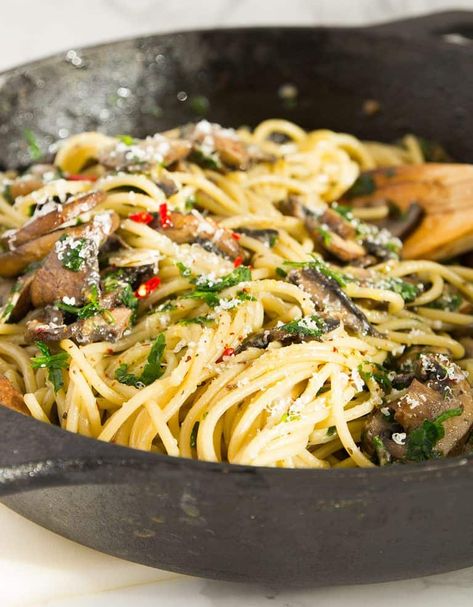 15 MINUTE GARLIC MUSHROOM PASTA (NO CREAM) - The clever meal No Cream Pasta Recipes, Mushroom Garlic Pasta, Mushroom Pasta No Cream, One Pot Mushroom Pasta, No Meat Pasta Recipes, Healthy Mushroom Pasta, Mushroom Asparagus Pasta, Pasta No Cream, Garlic Mushroom Pasta