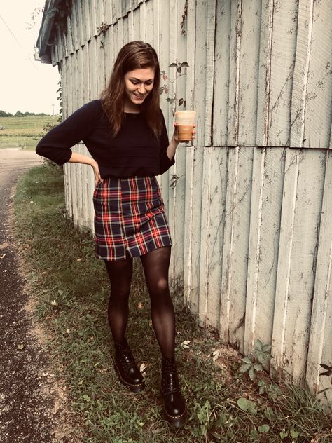 Plaid Shorts Outfit Fall, Short Plaid Skirt Outfit Winter, Plade Skirt Outfit Fall, Red Plaid Skirt Outfit Winter, Plaid Skirt With Tights, Scottish Outfit Women, Scottish Skirt Outfit, Fall Pumpkin Aesthetic, Red Plaid Skirt Outfit