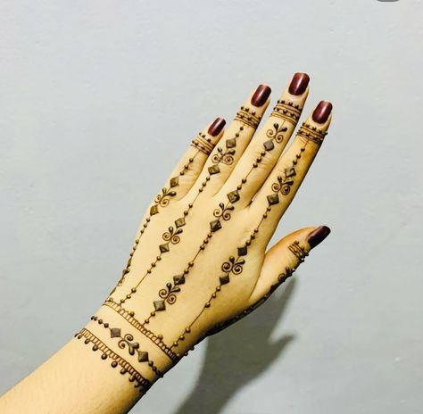 Back Hand Mendhi Degin, Mahandi Desgin Easy, Mehandi Designs For Back Hands Simple, Sigils Ideas, Mahandi Desgin Easy Front Hand, Latest Mehndi Designs Wedding, Short Mehndi Design, Simple Mehendi Designs, Rose Mehndi Designs