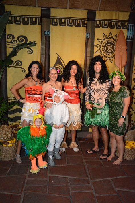 Moana Family Costumes, Pua Costume, Kitten Costume, Family Themed Halloween Costumes, Kitten Costumes, Moana Maui, Themed Halloween Costumes, Family Costumes, Family Events