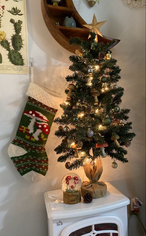 Cottagecore Christmas Bedroom, Mushroom Christmas Decor, Cottagecore Christmas Decor, Cottagecore Christmas Tree, Mushroom Christmas Tree, Christmas Cottagecore, Cottagecore Christmas Aesthetic, Ugly Christmas Ornaments, Cottage Core Christmas