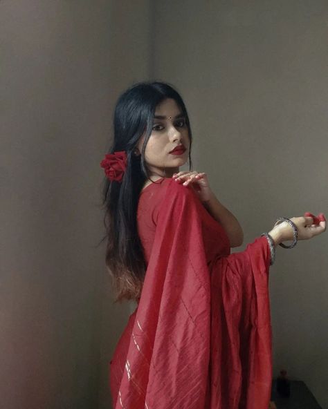 Poses With Saree For Instagram At Home, Poses For Pics At Home, Saree Photo Poses At Home, Desi Poses For Pictures, Grown Women Photoshoot Ideas, Poses In Sari, Sadi Poses Photo Shoot At Home, Traditional Selfie Poses At Home, Sharee Photography Poses