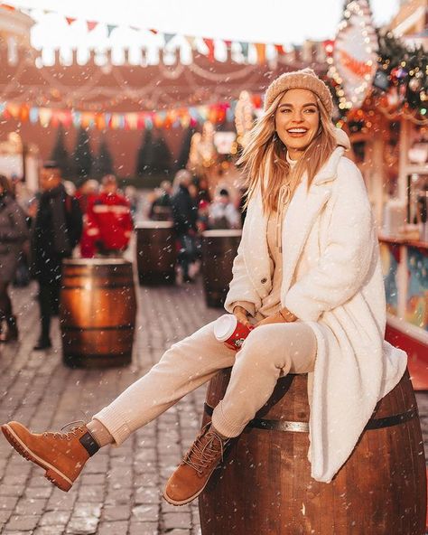 Xmas Instagram Photos, Christmas Street, Winter Portraits, Cute Christmas Outfits, Christmas Dress Women, Christmas Outfits Women, Winter Photoshoot, Self Portrait Photography, Winter Photo