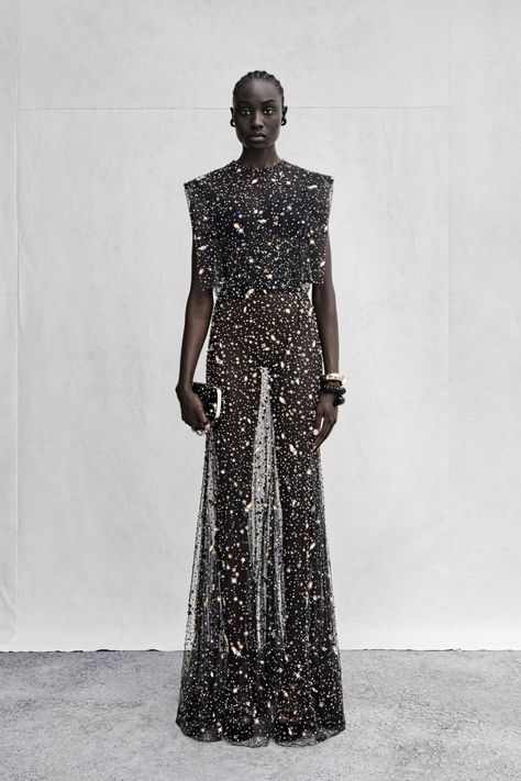 Alexander McQueen Resort 2023 Collection | Vogue Alexander Mcqueen Resort, Mode Russe, Sleeveless Blazer Dress, Black Tulle Dress, Resort 2023, Black Tulle, Narciso Rodriguez, Creation Couture, 2023 Collection