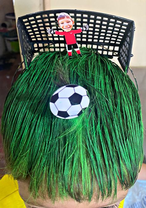 Um campo de futebol na cabeça do filho Crazy Hair Day Styles, Halloween Decor Ideas, Crazy Hats, Crazy Hair Day, Crazy Hair Days, Crazy Hair, Just Girl Things, Lucca, School Fun