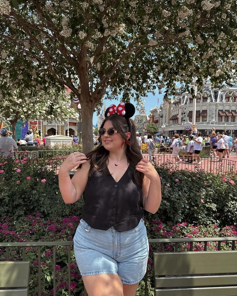 ERIN ☆ (@erinrdavila) • Instagram photos and videos Park Outfit, Outfit Curvy, Midsize Outfits, Disney Outfit, Midsize Style, The In Between, Fan Girl, Curvy Outfits, Disney Outfits