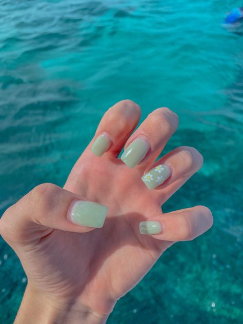 Spring Nails 2023 Gel Short Green, Mint Green Easter Nails, Prom Nails Light Green, Mint Spring Nails, Light Green Nails Designs Mint, Cute Mint Green Nails, Light Green Nails With Design, Flower Gel Nails Ideas, Spring Nails 2023 Gel Green