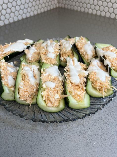 Buffalo Chicken Cucumber Boats Ingredients: Cucumbers Canned chicken or left over chicken 1/2 cups cottage cheese or Mayonnaise Reds buffalo sauce to Chicken Cucumber Boats, Cucumber Boats, Chicken Cucumber, Chicken Cottage, Cucumber Canning, Keto Eating, Recipes Appetizers And Snacks, Buffalo Sauce, Leftover Chicken