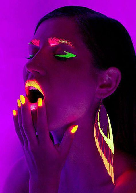 GLOW IN THE DARK GIRL Moon Makeup, Neon Photography, Neon Makeup, Rave Makeup, New Retro Wave, Smink Inspiration, Foto Tips, Dark Makeup, Glow Party