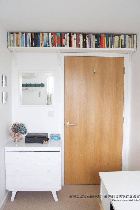 Diy Bookshelf Plans, Space Saving Shelves, Diy Space Saving, Apartment Storage, Small Space Bedroom, Tiny Apartments, Apartment Organization, Small Space Diy, Bookshelves Diy