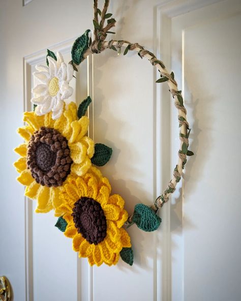 Hello-ing Summer! I'm trying to work on 6 projects all at once, so it's easy to shove seasonal decorations to the side, and then days, weeks, and months slip by. Amid busyness, we must steal time to live the days and create new happy memories. Crochet Wreath Pattern, Crochet Wreath, Hanging Door, Time To Live, Crochet Hair Accessories, Crochet Decoration, Seasonal Decorations, Crochet Summer, Crochet Hair