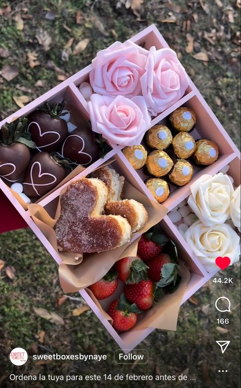 Valentines Baked Goods To Sell, Dessert Gift Ideas, Valentines Treat Boxes Sweets, Food Sale Ideas, Treat Business, Xmas Desserts, Chocolate Covered Strawberries Bouquet, Valentines Baking, Food Business Ideas