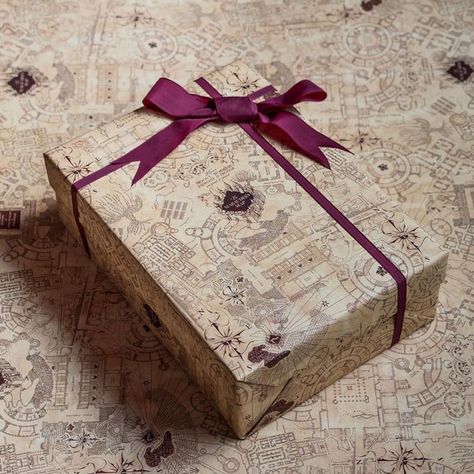 Harry Potter Christmas Gifts, Harry Porter, Neville Longbottom, Marauders Map, Gift Wrapping Ideas, Harry Potter Christmas, Lord Voldemort, Harry Potter Gifts, Albus Dumbledore