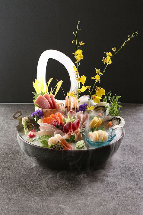 Sushi Platter Presentation, Sashimi Plating, Resep Sushi, Japanese Food Photography, Sushi Buffet, Sashimi Platter, Sushi Recipes Homemade, Japanese Food Sushi, Sushi Menu