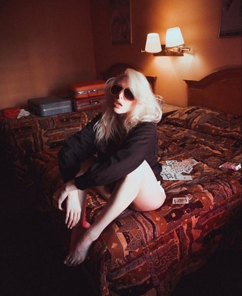 Vintage Hotel Room Photoshoot, Retro Motel Photoshoot, Vintage Motel Photoshoot, Motel Room Photoshoot, Motel Photoshoot Aesthetic, Gritty Photoshoot, Living Room Editorial, Sitting On Bed Pose, Bedroom Shoot Ideas