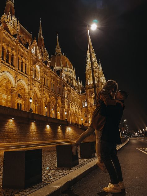 Vienna Couple Photos, Budapest Couple Photos, Budapest Couple, Budapest Photo Ideas, Aesthetic Budapest, Budapest Hungary Aesthetic, Budapest Vacation, Budapest Aesthetic, Couples City