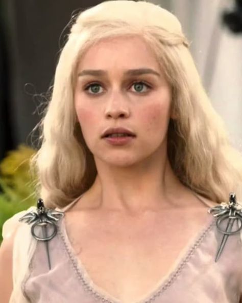 Daenerys Targaryen Face, Daenerys Hair, Daenerys Targaryen Dress, Rip To My Youth, Daena Targaryen, Bottom Of The Sea, Alt Girls, Chutney Recipes, Mother Of Dragons