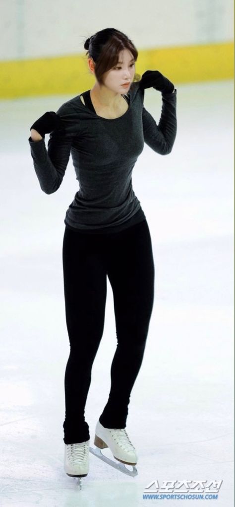 Figure Skating Outfits, Yuna Kim, Ice Skating Outfit, Kim Yuna, Swimming Sport, Outfit Korean, Practice Outfits, Ice Rink, Skating Outfits