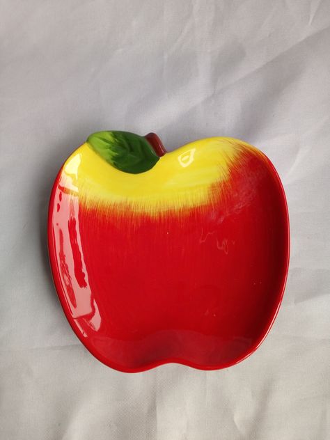 Das Clay Ideas, Fruit Pottery, Apple Ceramic, Apple Emoji, Pasta Das, Ceramic Apple, Apple Craft, Gold Wall Decor, Sculptures Céramiques