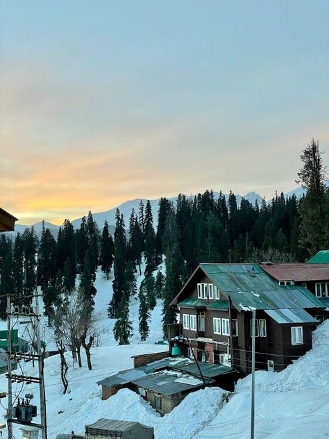 Kashmir Snowfall, Kashmir Aesthetic, Gulmarg Kashmir, Kashmir Trip, Pretty Skies, Pretty Sky, Travel Aesthetic, Desi, Places To Go