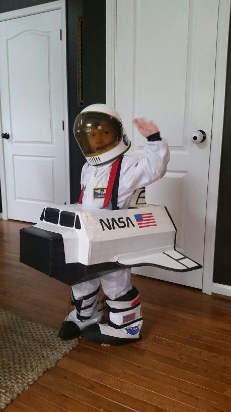 Luke diy cardboard rocket ship halloween costume! It's out of this world! Rocket Ship Costume, Diy Rocket Ship, Cardboard Rocket Ship, Diy Astronaut Costume, Baby Astronaut, Astronaut Halloween, Cardboard Rocket, Space Costumes, Diy Rocket