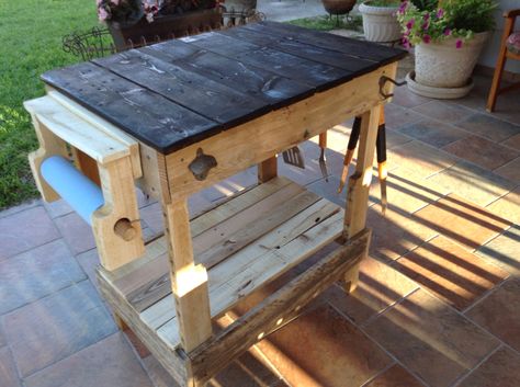 BBQ Side table made from old pallets Pallet Grill Table, Bbq Table Diy, Grill Table Outdoor, Bbq Side Table, Grill Side Table, Pallet Repurpose, Diy Grill Table, Outdoor Dining Table Diy, Pizza Oven Outdoor Kitchen