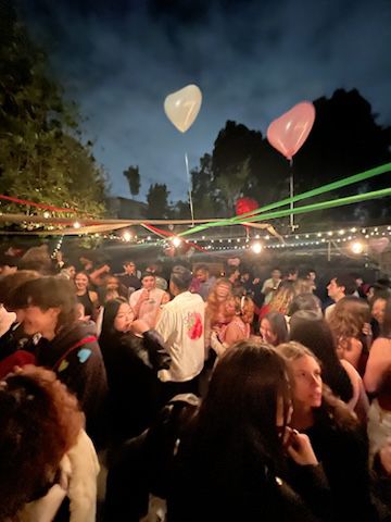 a bunch of ucla students packed together in a backyard for a valentine’s day themed party. it’s nighttime and there are heart shaped balloons and string lights. life is good Lana Deal Try Aesthetic, Los Angeles Party Aesthetic, College Love Aesthetic, College Aesthetic Party, Ucla Party, Ucla Aesthetics, College Party Aesthetic, Merch Photoshoot, University Students Life