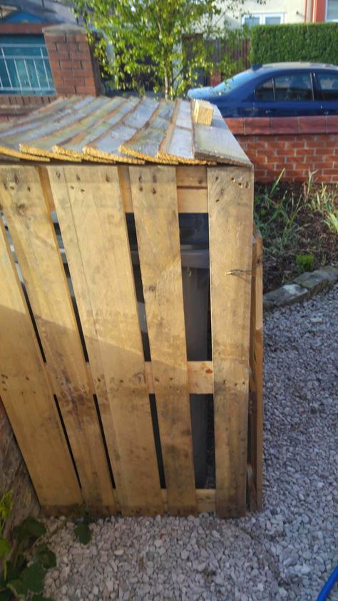 Trash Sorting, Outdoor Garbage Storage, Pallet Sheds, Hide Trash Cans, Garbage Can Storage, Pallet Garden Benches, Garbage Shed, Pallet Dog House, Garden Diy On A Budget