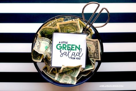 Green salad money gift Creative Cash Gift Ideas, Wrapping Money Gifts, Cash Gift Ideas, Creative Graduation Gifts, Money Gifts Christmas, Creative Ways To Give Money, Money Lei Diy, Ways To Give Money, Wrapping Money