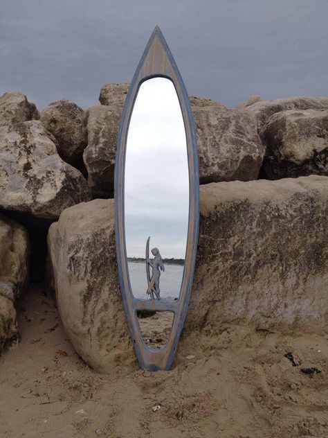 Surfboard Mirror Diy, Surf Board Mirror, Mirror Surfboard, Surf Mirror, Cool Mirror Ideas, Surf Furniture, Surfboard Mirror, Surfboard Room, Surfboard Decoration