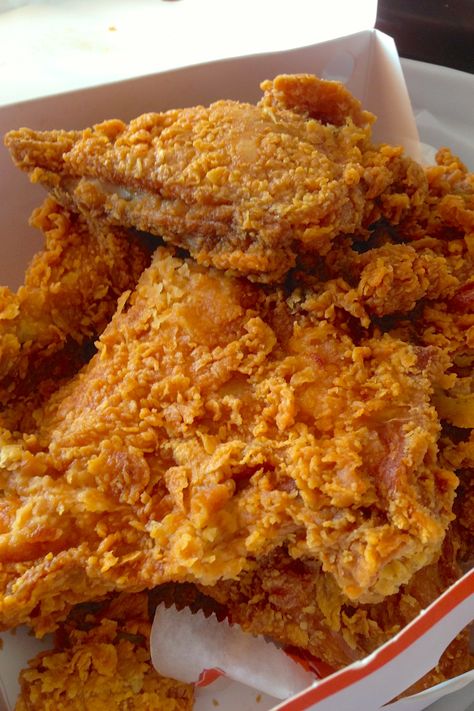 How To Make Popeyes Fried Chicken, Fried Chicken Popeyes, Bone In Fried Chicken, Popeyes Chicken Recipe, Popeyes Fried Chicken Recipe, Popeye Chicken, Popeyes Food, Popeyes Chicken Sandwich Recipe, Popeyes Spicy Chicken Recipe