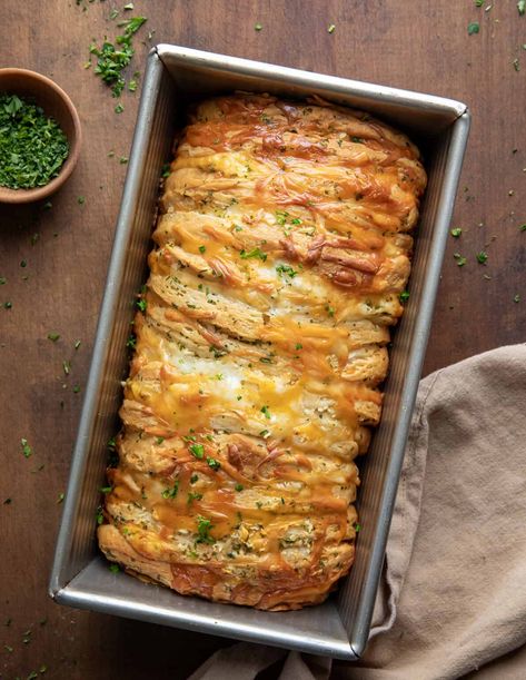 Cheesy Garlic Pull-Apart Bread is layers of biscuits generously coated in garlic butter with layers of cheese in between each, baked to golden brown. It is a delicious appetizer or side dish that is perfect for sharing and enjoying warm out of the oven. Garlic Bread With Biscuits, Grand Biscuit Recipes, Pull Apart Cheese Bread, Garlic Pull Apart Bread, Garlic Cheese Biscuits, Cheese Pull Apart, Pull Apart Garlic Bread, Cheesy Garlic Bread Recipe, Cheesy Pull Apart Bread