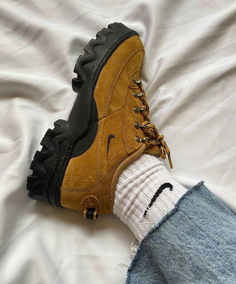 Nike Lahar Low Outfit, Chunky Nike Sneakers, Chunky Nike Shoes, Nike Lahar Low, Shoe Hacks, Shoes Amazon, Gents Shoes, Nike Boots, Basic Shoes