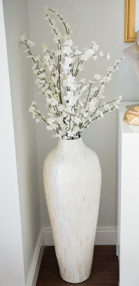 White Floor Vases Decor Ideas, Bedroom Vase Decor, Big Decorative Vases Living Rooms, Tall Vase Decorating Ideas Living Rooms, Large Vase Decorating Ideas, Floor Vase Decorating Ideas Living Room, Flower Vase Ideas For Home Living Rooms, Tall Vases Decor Living Room, Big Vases Decor Living Room