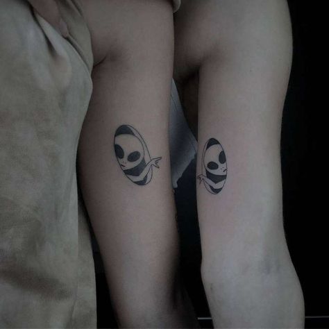 Alien Tattoos, Small Dope Tattoos, Matching Tattoos For Siblings, Matching Bff Tattoos, Maching Tattoos, Ufo Tattoo, Vogel Tattoo, Tatuagem Masculina Pequena, Russian Tattoo