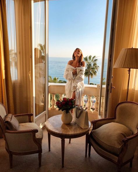 Hôtel Carlton Cannes on Instagram: “A casual sunday morning in Cannes ! ⠀ #cotedazurfrance #cannes #luxurystay #hotel⠀ 📷 @larmoiredesoso” Carlton Cannes, Cannes Fashion, Style Pic, Romantic Dates, Sunday Morning, Best Hotels, Cannes, Beautiful Photo, Instagram A