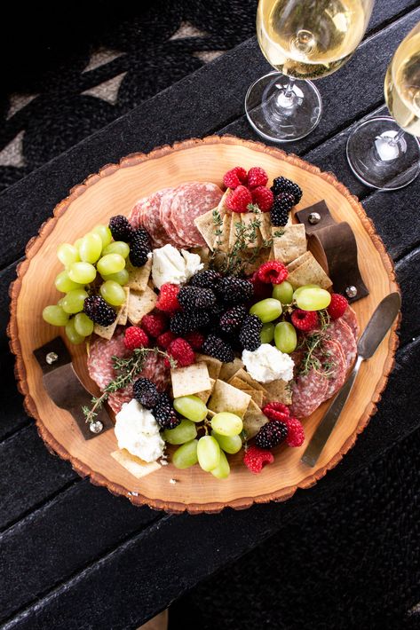 Learn how to make this DIY Wood Charcuterie Board using a wood round and leather straps! Easy 30 minute craft! Crafts For Decor, Wood Biscuits, Charcuterie Board Diy, Large Wood Slices, Diy Furniture Restoration, Diy Cement Planters, Wood Bark, Wood Burning Tool, Egg Carton Crafts