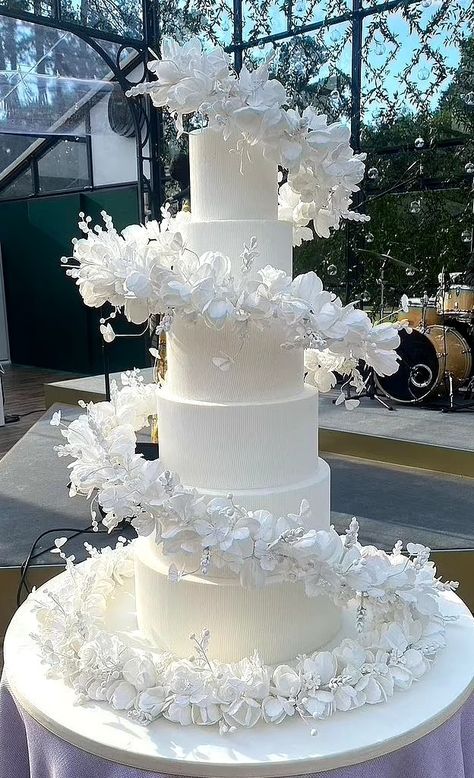 Cake Trends 2023, Extravagant Wedding Cakes, Wedding Cake Trends, Big Wedding Cakes, Luxury Cake, Dream Wedding Decorations, Wedding Cake Photos, Dream Wedding Cake, Extravagant Wedding