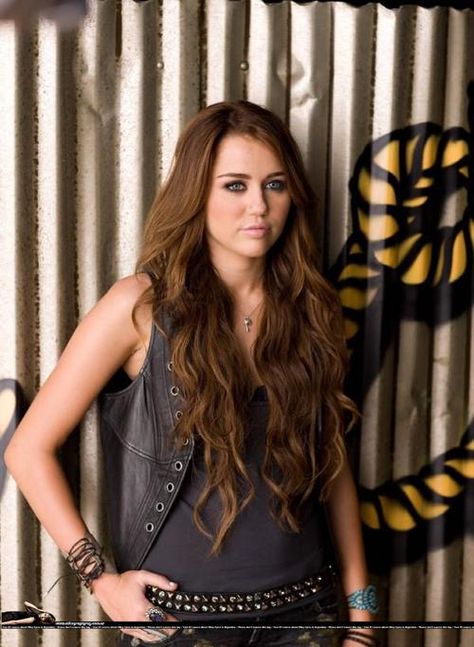 perfect hair . oh my god. ♥ Hannah Montana Movie, Miley Cyrus Long Hair, Miley Cyrus Brown Hair, Old Miley Cyrus, Miley Cyrus Hair, Miley Stewart, Miley Cyrus Style, Party In The Usa, Artist Makeup