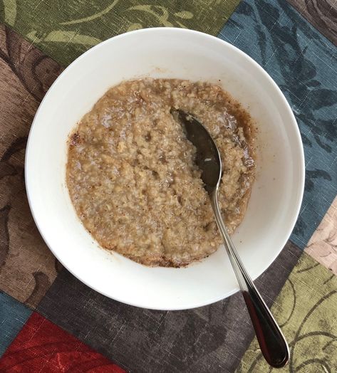 Make your own quick oatmeal and with no added chemicals or excess of sugar - delish! Quaker Oats Recipes, Quaker Oats Oatmeal, Quick Oat Recipes, Maple Brown Sugar Oatmeal, Quaker Instant Oatmeal, Quick Oatmeal, Oats Recipes Breakfast, Quaker Oatmeal, Brown Sugar Oatmeal