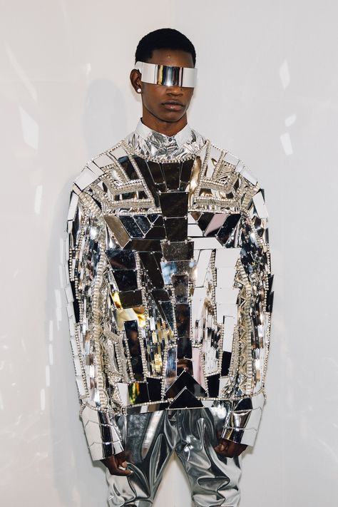 Futuristic Fashion Male, Afrofuturism Fashion, Balmain 2020, Futurism Fashion, Mode Costume, Conceptual Fashion, Weird Fashion, Afro Punk, Futuristic Fashion