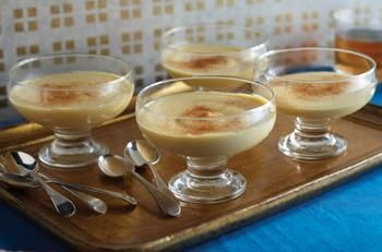 10 Super delicious Latin beverages to have this Christmas Eve! Natilla Recipe, Cuban Desserts, Latin Desserts, Latin Kitchen, Gloria Estefan, Cuban Dishes, Cuban Cuisine, Dominican Food, Corn Pudding