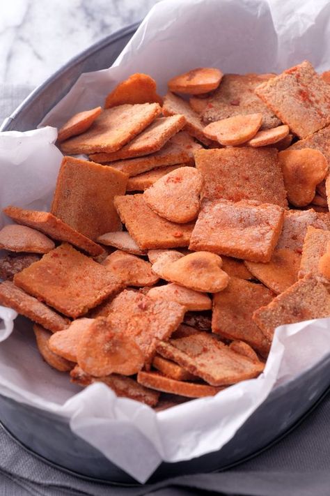 Red Lentil Crackers, Lentil Crackers Recipe, Lentil Crackers, Lentil Chips, Snack Sani, Healthy Crackers, Healthy Superbowl Snacks, Crackers Recipe, Chicken Tikka Masala Recipes