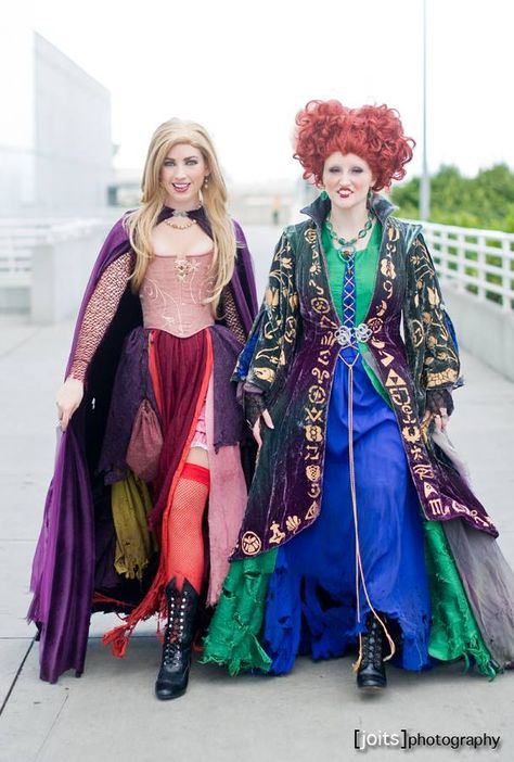 Hocus Pocus-Sarah & Winifred Sanderson Hocus Pocus Halloween Costumes, Sarah Sanderson Costume, Hermanas Sanderson, Hocus Pocus Costume, Halloween Costumes Women Creative, Sister Costumes, Mary Sanderson, Sarah Sanderson, Hocus Pocus Party