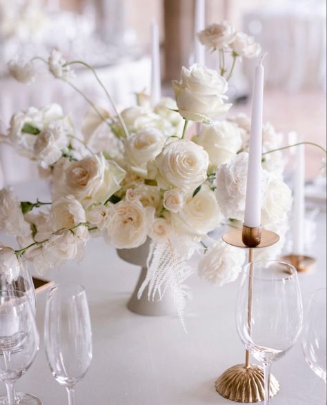 Round Table Centerpieces White Roses, Minimal White Wedding Decor, Wedding Round Table Decorations Elegant, White Rose Table Centerpiece, Wedding Flowers Round Table, White Roses Wedding Centerpieces, White Rose Centerpiece Wedding, Round Wedding Table Centerpieces, White Flower Wedding Centerpieces