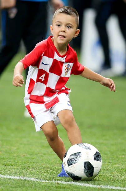 Boy Playing Football, Kids Playing Sports, Kids Playing Football, Ivan Perisic, Football Poses, Sport Pictures, Soccer Kids, Kids Garments, Football Fashion