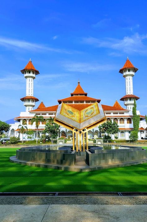 Masjid Agung Cianjur, West Java, Indonesia. Foto Masjid, Modern Islamic Architecture, Beautiful Masjid, Masjid Agung, Aya Sofia, Mosque Architecture, Beautiful Mosques, West Java, Idul Fitri