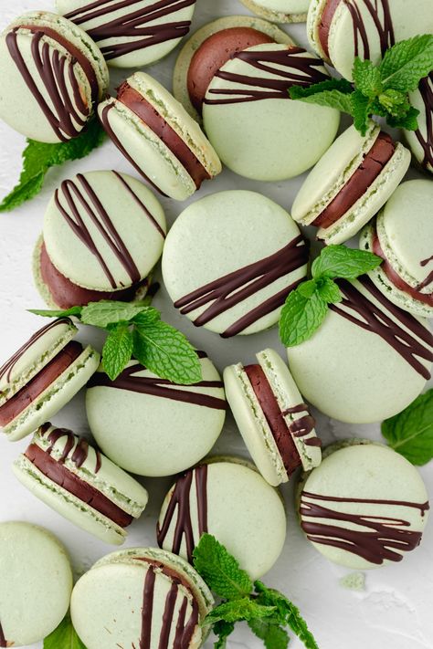 Peppermint Ganache, French Macaroon Recipes, Chocolate Macarons, Macaroon Cookies, Macaron Flavors, Macaron Cookies, French Macaron, French Macaroons, Mint Recipes